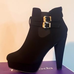 BNIB  blk suede platform booties